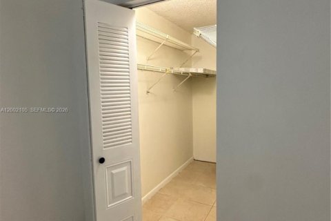 Condo in Pembroke Pines, Florida, 2 bedrooms № 2067517 - photo 12