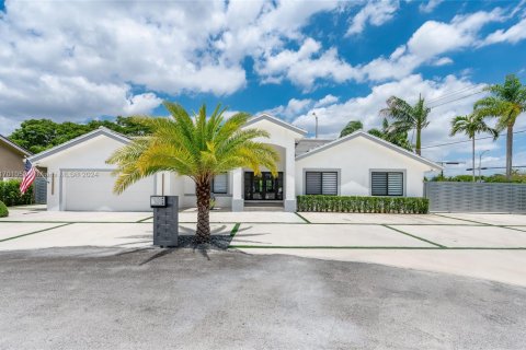 Villa ou maison à vendre à Miami, Floride: 4 chambres, 239.5 m2 № 1948028 - photo 1