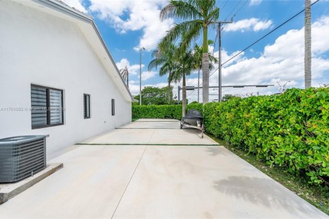 Villa ou maison à vendre à Miami, Floride: 4 chambres, 239.5 m2 № 1948028 - photo 8