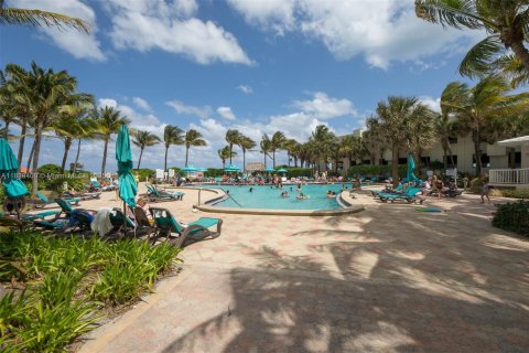Condo in Hollywood, Florida, 1 bedroom  № 1828754 - photo 17