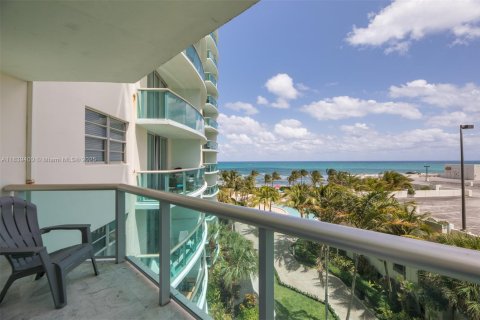 Condo in Hollywood, Florida, 1 bedroom  № 1828754 - photo 4