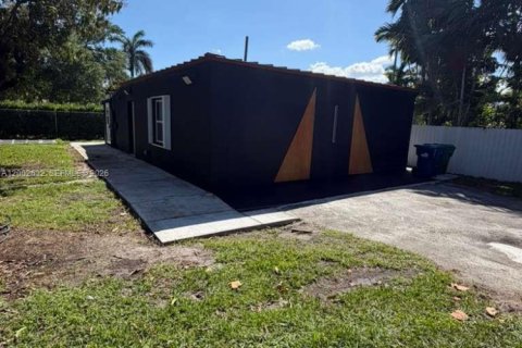 House in Miami, Florida 3 bedrooms, 100.33 sq.m. № 2066178 - photo 2