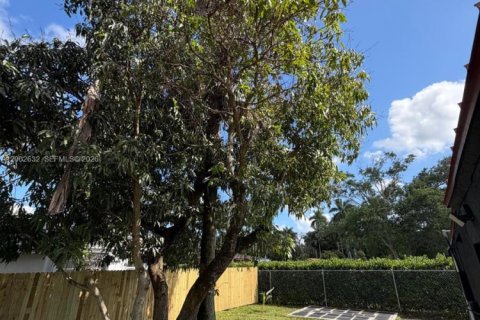 House in Miami, Florida 3 bedrooms, 100.33 sq.m. № 2066178 - photo 17