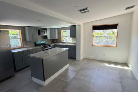 House in Miami, Florida 3 bedrooms, 100.33 sq.m. № 2066178 - photo 3