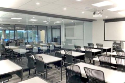 Oficina en alquiler en Miami, Florida № 1055005 - foto 1