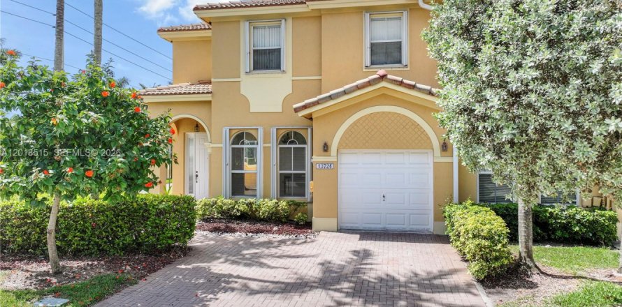 Townhouse in Miami, Florida 3 bedrooms, 160.54 sq.m. № 2088214