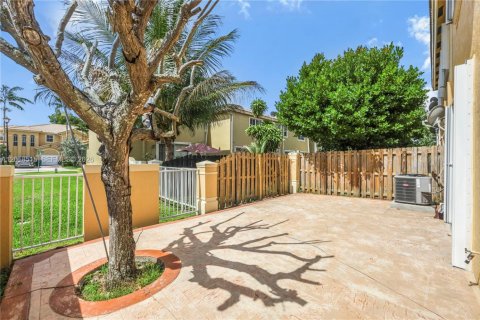 Townhouse in Miami, Florida 3 bedrooms, 160.54 sq.m. № 2088214 - photo 10