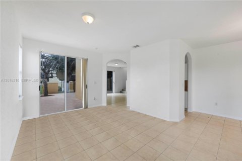 Townhouse in Miami, Florida 3 bedrooms, 160.54 sq.m. № 2088214 - photo 18