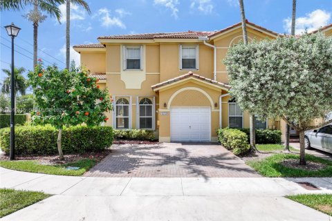 Townhouse in Miami, Florida 3 bedrooms, 160.54 sq.m. № 2088214 - photo 2