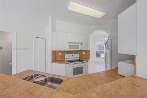 Townhouse in Miami, Florida 3 bedrooms, 160.54 sq.m. № 2088214 - photo 21