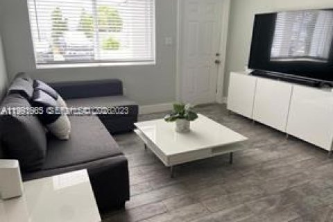 Condominio en alquiler en Miami, Florida, 2 dormitorios, 72.46 m2 № 2055565 - foto 2