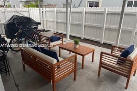 Condominio en alquiler en Miami, Florida, 2 dormitorios, 72.46 m2 № 2055565 - foto 5