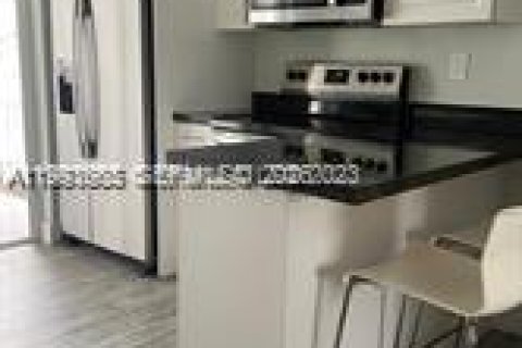 Condominio en alquiler en Miami, Florida, 2 dormitorios, 72.46 m2 № 2055565 - foto 3