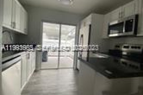 Condominio en alquiler en Miami, Florida, 2 dormitorios, 72.46 m2 № 2055565 - foto 4