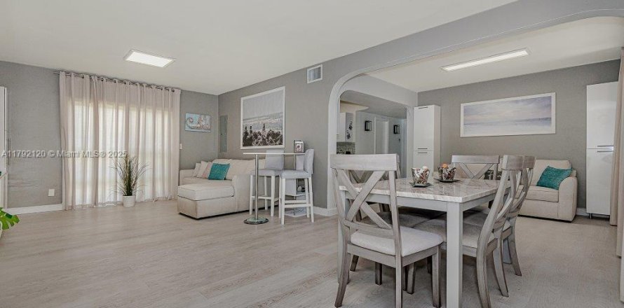 Villa ou maison à Sunny Isles Beach, Floride 3 chambres, 137.87 m2 № 1708221
