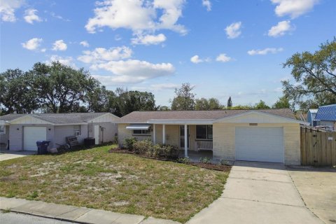 Casa en venta en Holiday, Florida, 2 dormitorios, 112.97 m2 № 1734042 - foto 1