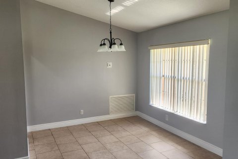 Villa ou maison à louer à Port St. Lucie, Floride: 4 chambres, 170.85 m2 № 2191492 - photo 2