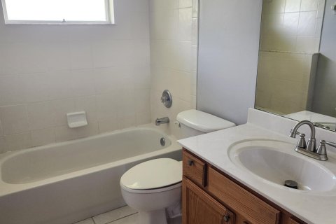 Villa ou maison à louer à Port St. Lucie, Floride: 4 chambres, 170.85 m2 № 2191492 - photo 12