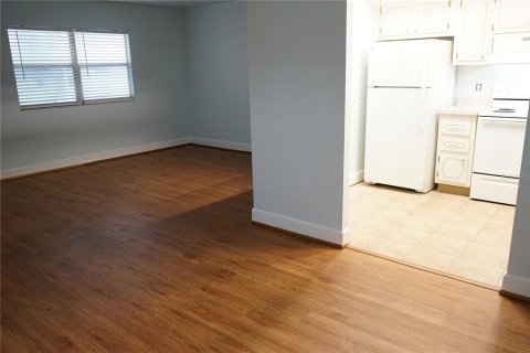 Condo in Sun City Center, Florida, 1 bedroom  № 2234749 - photo 7