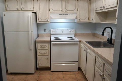 Condo in Sun City Center, Florida, 1 bedroom  № 2234749 - photo 8