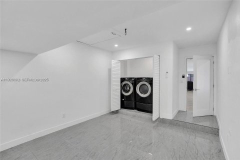 Снять в аренду таунхаус в Майами, Флорида 3 спальни, 138.52м2, № 1987252 - фото 21