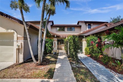 Снять в аренду таунхаус в Майами, Флорида 3 спальни, 138.52м2, № 1987252 - фото 3