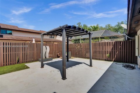 Снять в аренду таунхаус в Майами, Флорида 3 спальни, 138.52м2, № 1987252 - фото 22