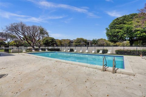 Снять в аренду таунхаус в Майами, Флорида 3 спальни, 138.52м2, № 1987252 - фото 24