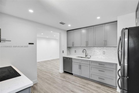 Снять в аренду таунхаус в Майами, Флорида 3 спальни, 138.52м2, № 1987252 - фото 6