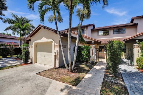 Снять в аренду таунхаус в Майами, Флорида 3 спальни, 138.52м2, № 1987252 - фото 2