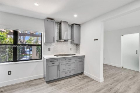 Снять в аренду таунхаус в Майами, Флорида 3 спальни, 138.52м2, № 1987252 - фото 7