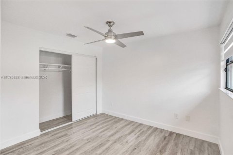 Снять в аренду таунхаус в Майами, Флорида 3 спальни, 138.52м2, № 1987252 - фото 17