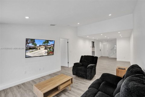 Снять в аренду таунхаус в Майами, Флорида 3 спальни, 138.52м2, № 1987252 - фото 11