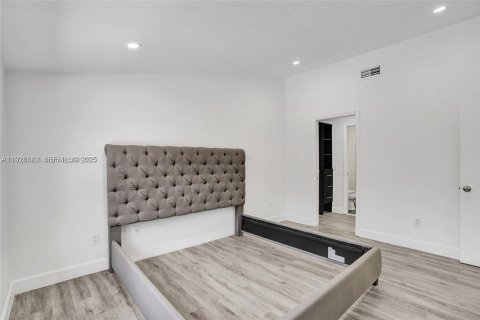 Снять в аренду таунхаус в Майами, Флорида 3 спальни, 138.52м2, № 1987252 - фото 13