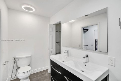 Снять в аренду таунхаус в Майами, Флорида 3 спальни, 138.52м2, № 1987252 - фото 16