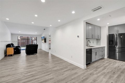 Снять в аренду таунхаус в Майами, Флорида 3 спальни, 138.52м2, № 1987252 - фото 9