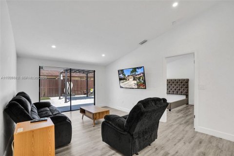 Снять в аренду таунхаус в Майами, Флорида 3 спальни, 138.52м2, № 1987252 - фото 10