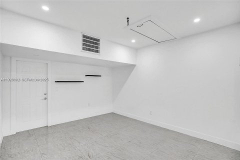 Снять в аренду таунхаус в Майами, Флорида 3 спальни, 138.52м2, № 1987252 - фото 20