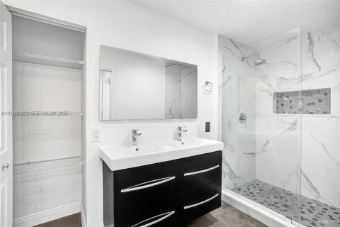 Снять в аренду таунхаус в Майами, Флорида 3 спальни, 138.52м2, № 1987252 - фото 15