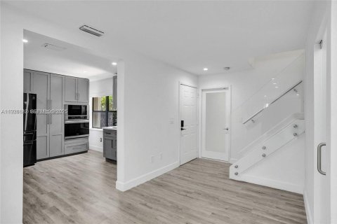 Снять в аренду таунхаус в Майами, Флорида 3 спальни, 138.52м2, № 1987252 - фото 8