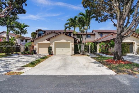 Снять в аренду таунхаус в Майами, Флорида 3 спальни, 138.52м2, № 1987252 - фото 1