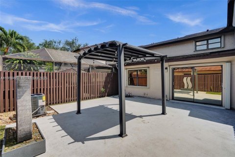 Снять в аренду таунхаус в Майами, Флорида 3 спальни, 138.52м2, № 1987252 - фото 23