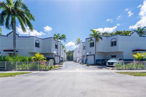 Купить таунхаус в Форт-Лодердейл, Флорида 3 спальни, 218.32м2, № 1958071 - фото 1