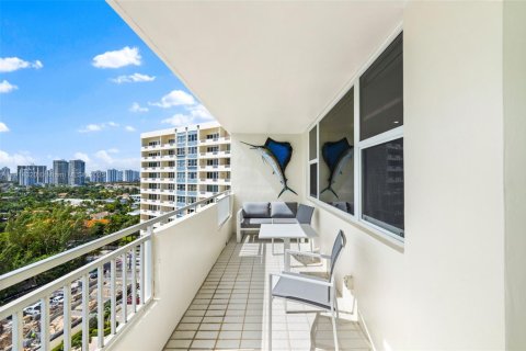 Condominio en alquiler en Hallandale Beach, Florida, 2 dormitorios, 136.19 m2 № 1969938 - foto 9
