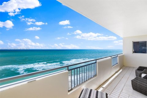 Condominio en alquiler en Hallandale Beach, Florida, 2 dormitorios, 136.19 m2 № 1969938 - foto 4