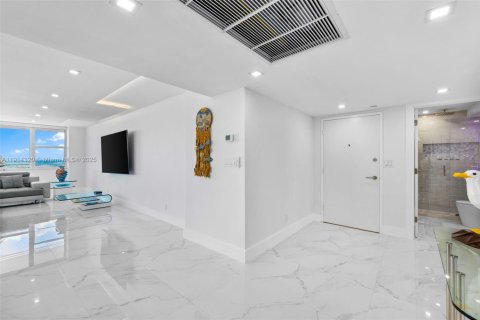 Condominio en alquiler en Hallandale Beach, Florida, 2 dormitorios, 136.19 m2 № 1969938 - foto 24