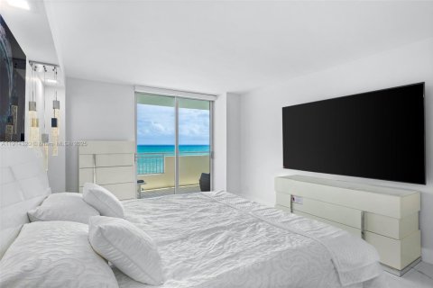 Condominio en alquiler en Hallandale Beach, Florida, 2 dormitorios, 136.19 m2 № 1969938 - foto 13