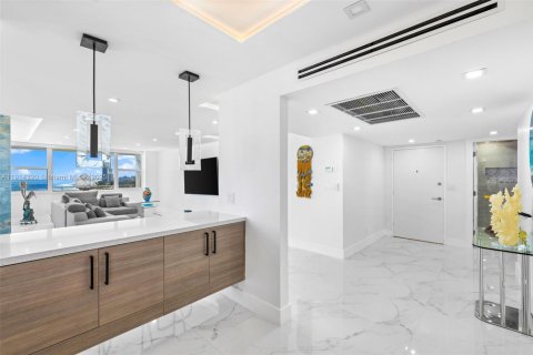 Condominio en alquiler en Hallandale Beach, Florida, 2 dormitorios, 136.19 m2 № 1969938 - foto 11