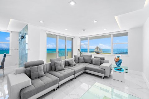 Condominio en alquiler en Hallandale Beach, Florida, 2 dormitorios, 136.19 m2 № 1969938 - foto 19
