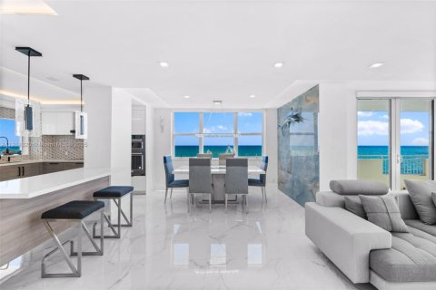 Condominio en alquiler en Hallandale Beach, Florida, 2 dormitorios, 136.19 m2 № 1969938 - foto 16